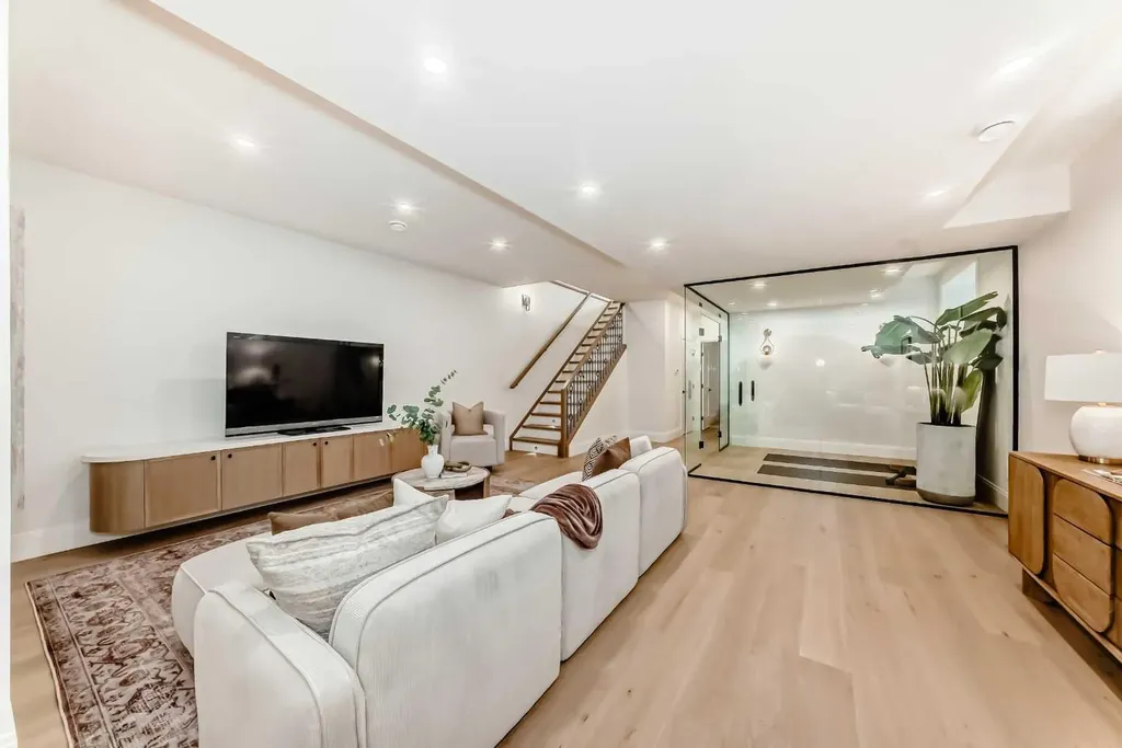 2034 52 Avenue SW Calgary AB T3E 1K1