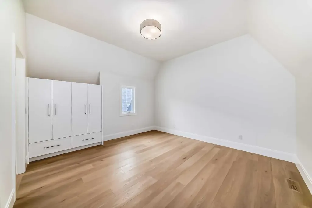 2034 52 Avenue SW Calgary AB T3E 1K1
