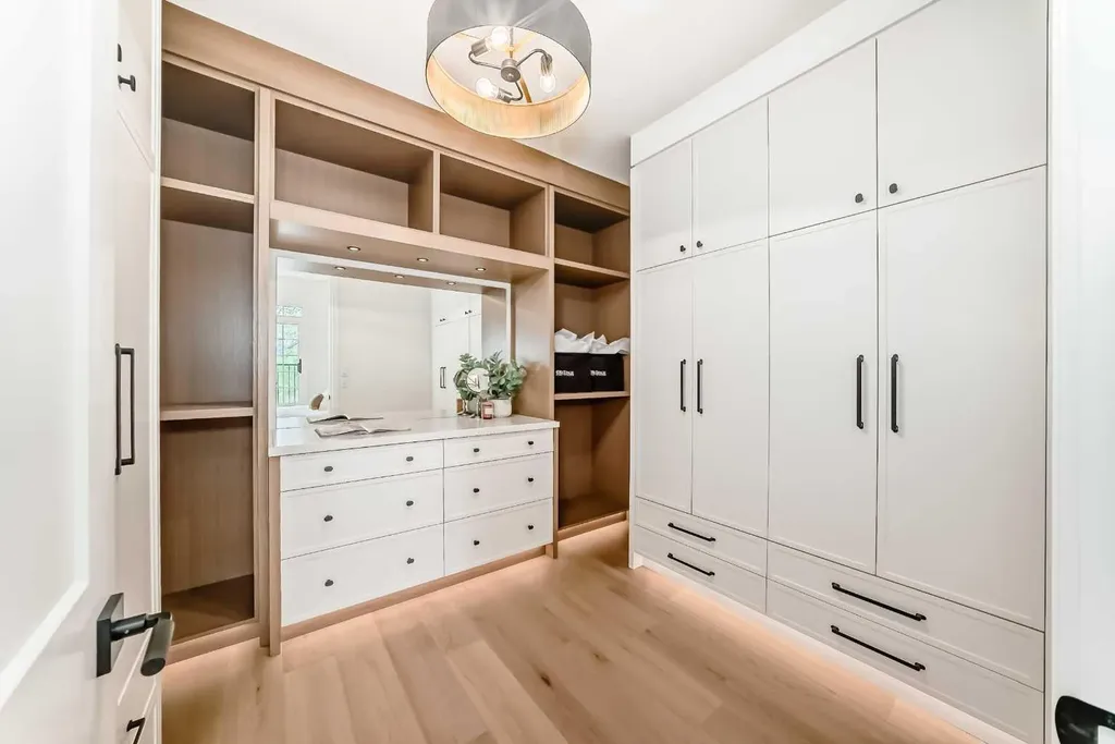 2034 52 Avenue SW Calgary AB T3E 1K1