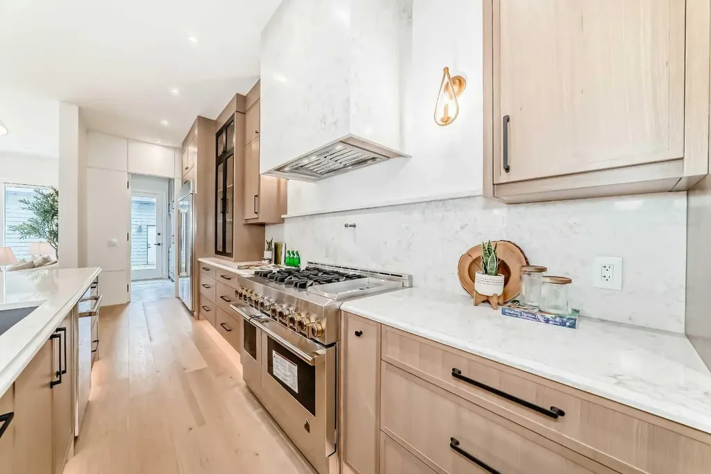 2034 52 Avenue SW Calgary AB T3E 1K1
