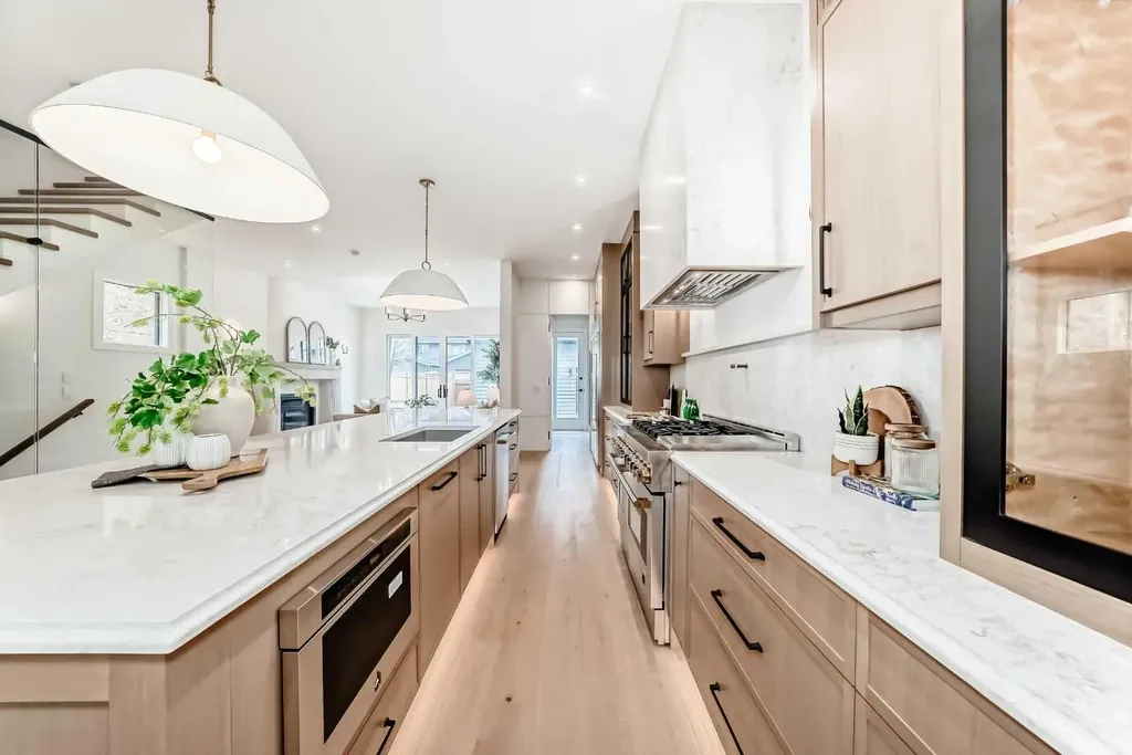 2034 52 Avenue SW Calgary AB T3E 1K1