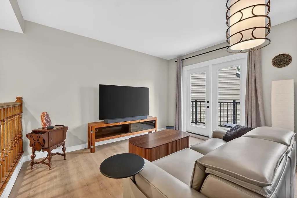 448 Strathcona Drive SW Calgary AB T3H 1M3