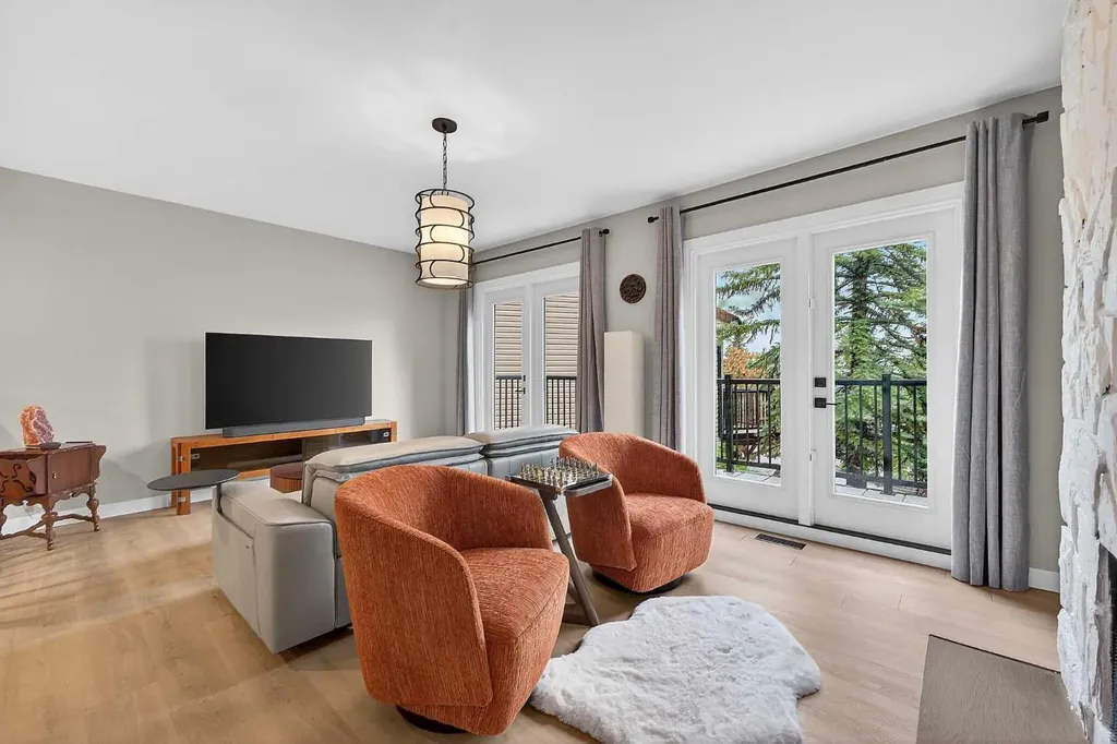 448 Strathcona Drive SW Calgary AB T3H 1M3
