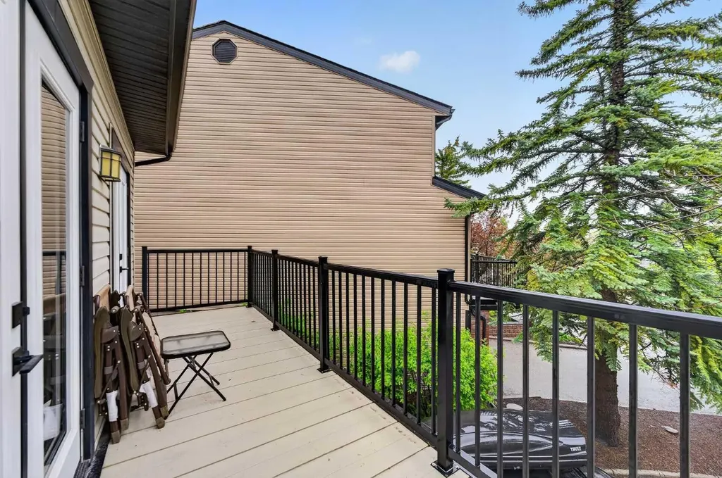 448 Strathcona Drive SW Calgary AB T3H 1M3
