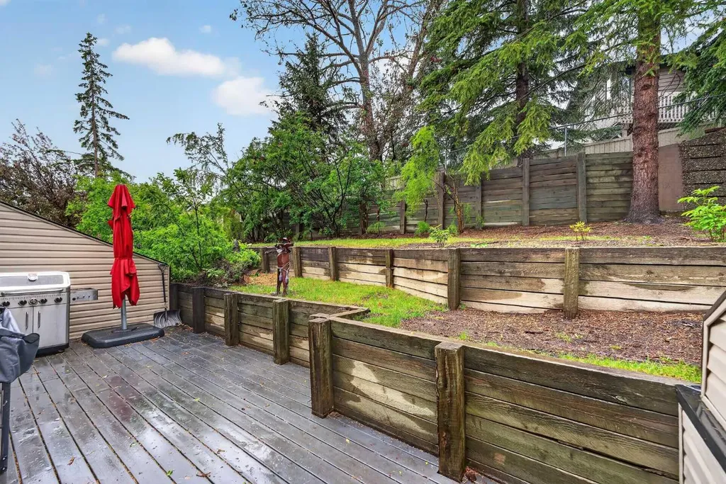 448 Strathcona Drive SW Calgary AB T3H 1M3