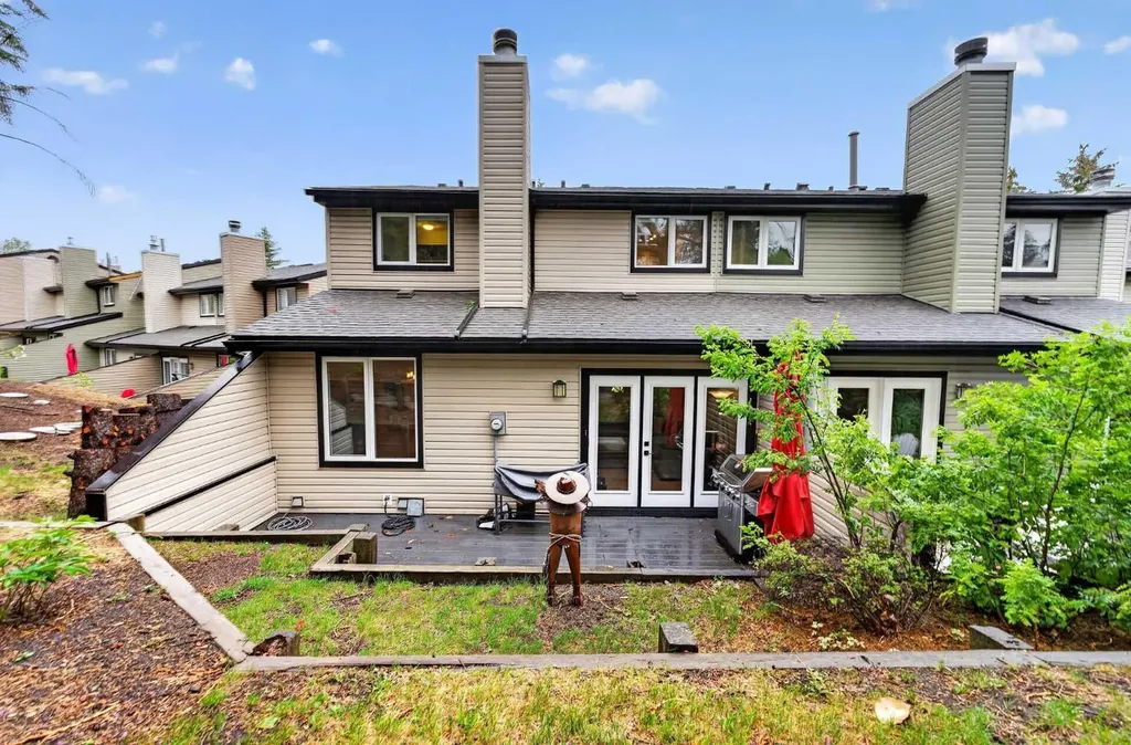 448 Strathcona Drive SW Calgary AB T3H 1M3