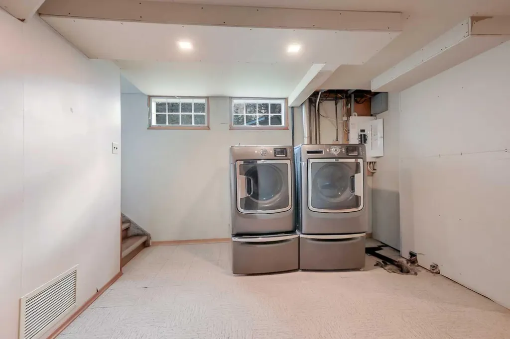3918 37 Avenue Red Deer AB T4N 2T2