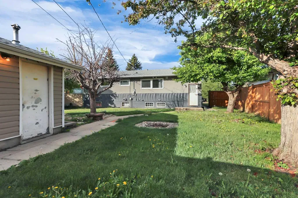 3918 37 Avenue Red Deer AB T4N 2T2