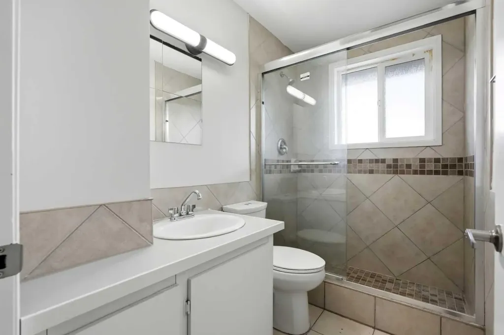 587 East Lakeview Road Chestermere AB T1X 1A4