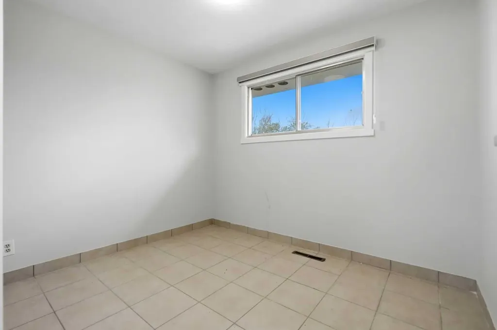 587 East Lakeview Road Chestermere AB T1X 1A4