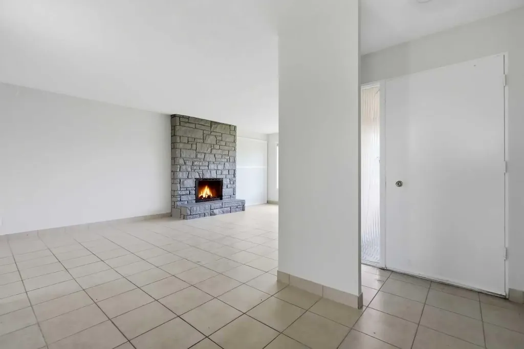 587 East Lakeview Road Chestermere AB T1X 1A4
