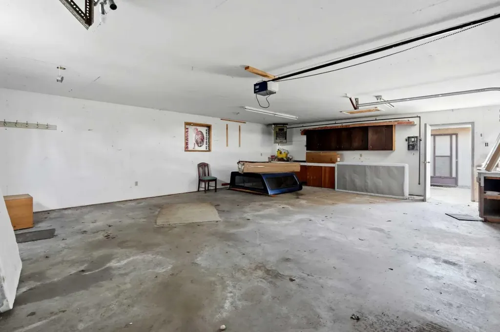 587 East Lakeview Road Chestermere AB T1X 1A4