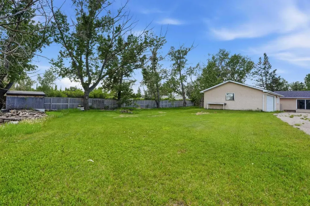 587 East Lakeview Road Chestermere AB T1X 1A4