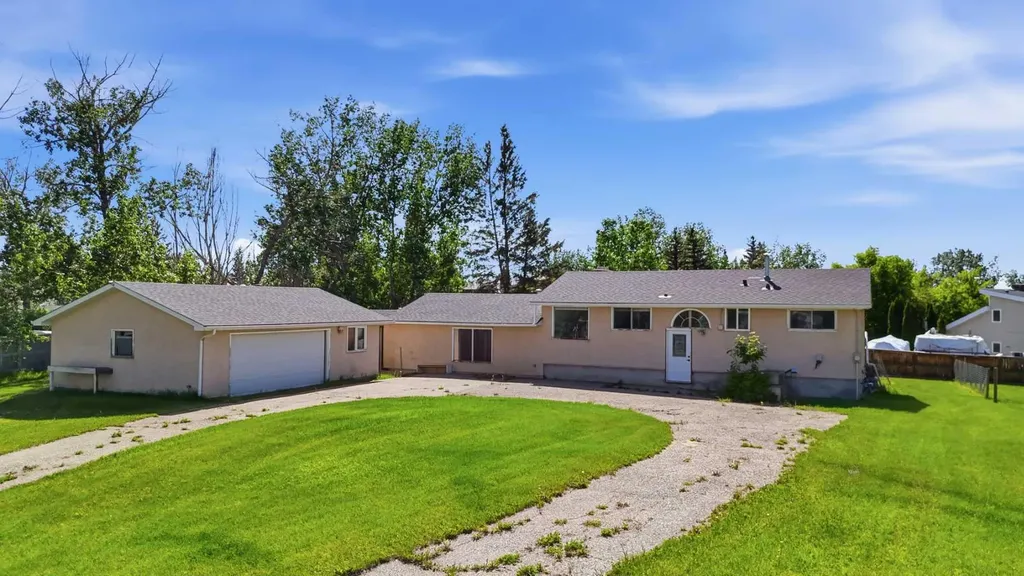 587 East Lakeview Road Chestermere AB T1X 1A4