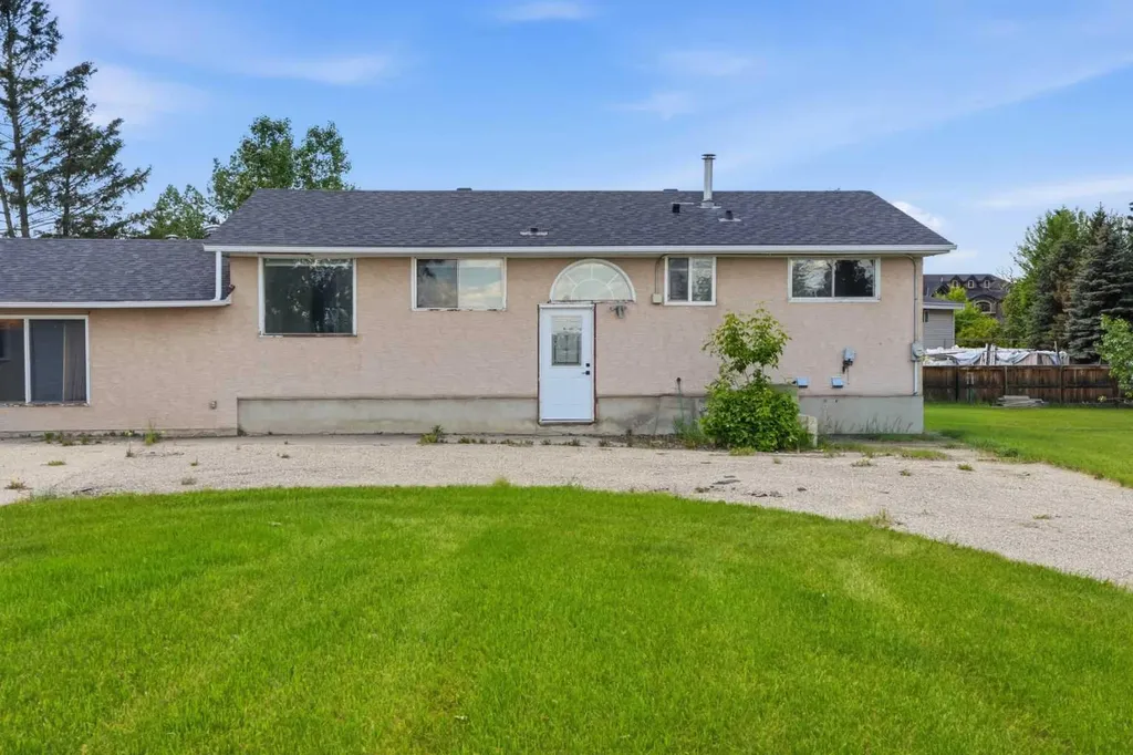 587 East Lakeview Road Chestermere AB T1X 1A4