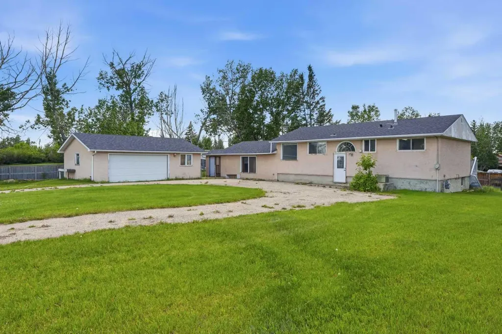 587 East Lakeview Road Chestermere AB T1X 1A4