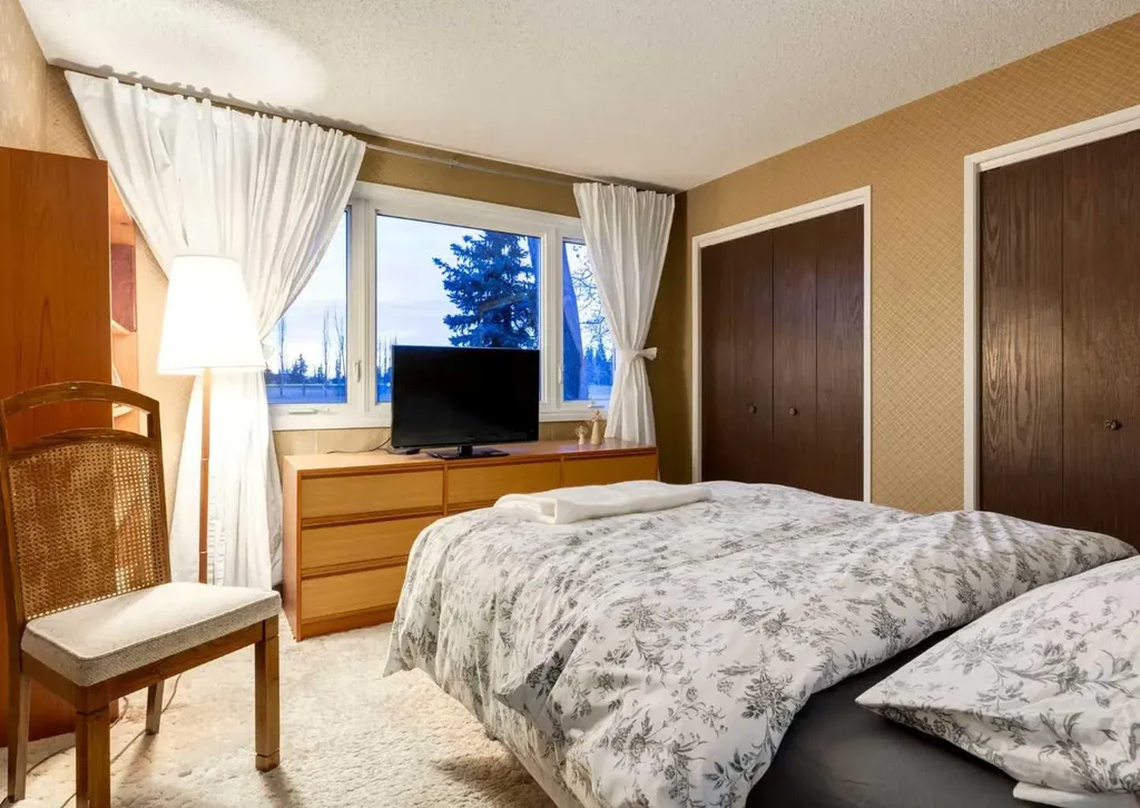 63 Brookpark Crescent SW Calgary AB T2W 2W6