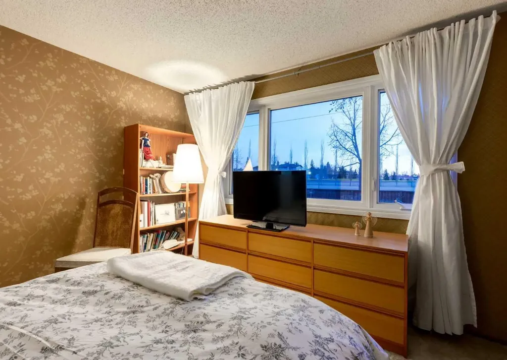 63 Brookpark Crescent SW Calgary AB T2W 2W6