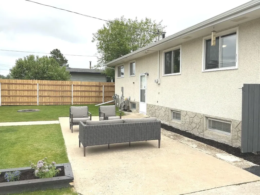 32 Beaver Drive Whitecourt AB T7S1G4