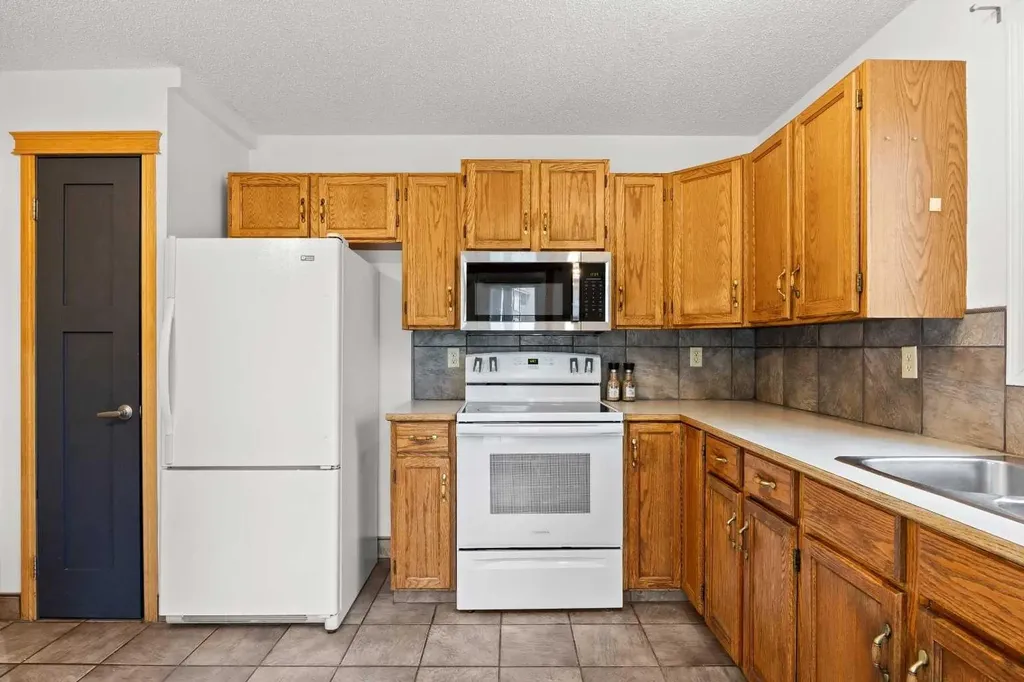 159 Shawinigan Drive SW Calgary AB T2Y 2W1