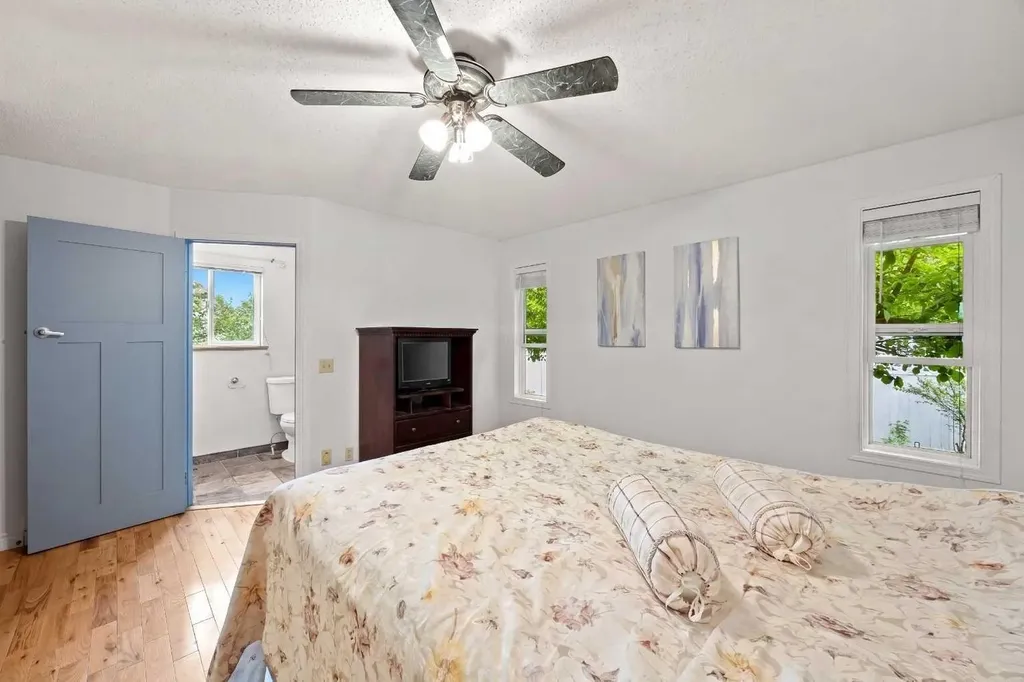159 Shawinigan Drive SW Calgary AB T2Y 2W1