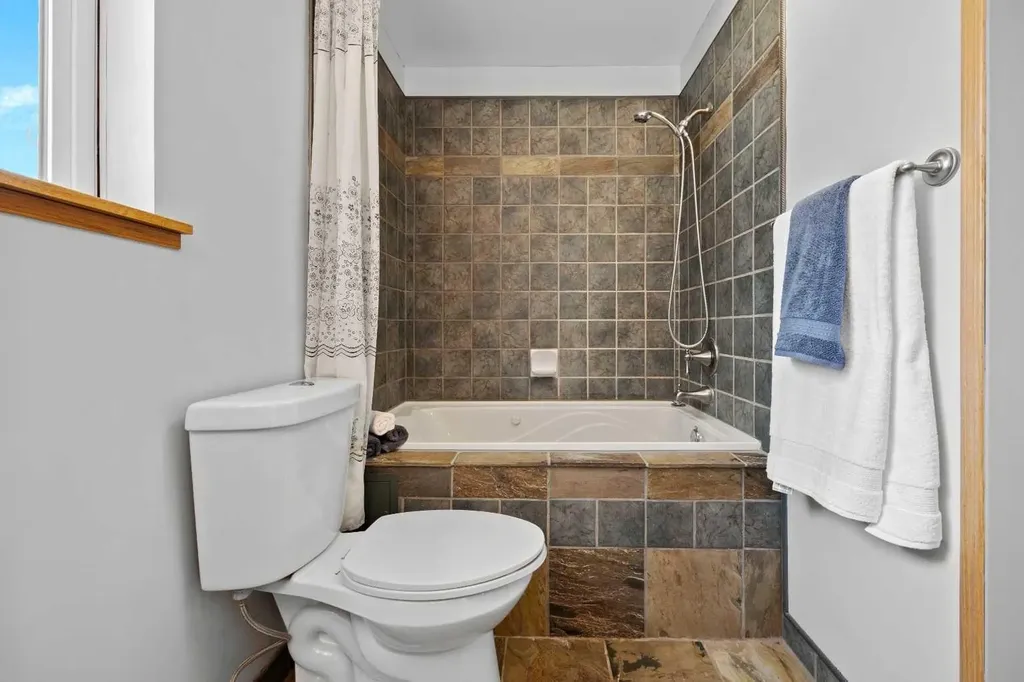 159 Shawinigan Drive SW Calgary AB T2Y 2W1