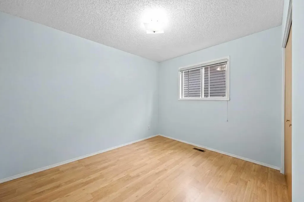 159 Shawinigan Drive SW Calgary AB T2Y 2W1