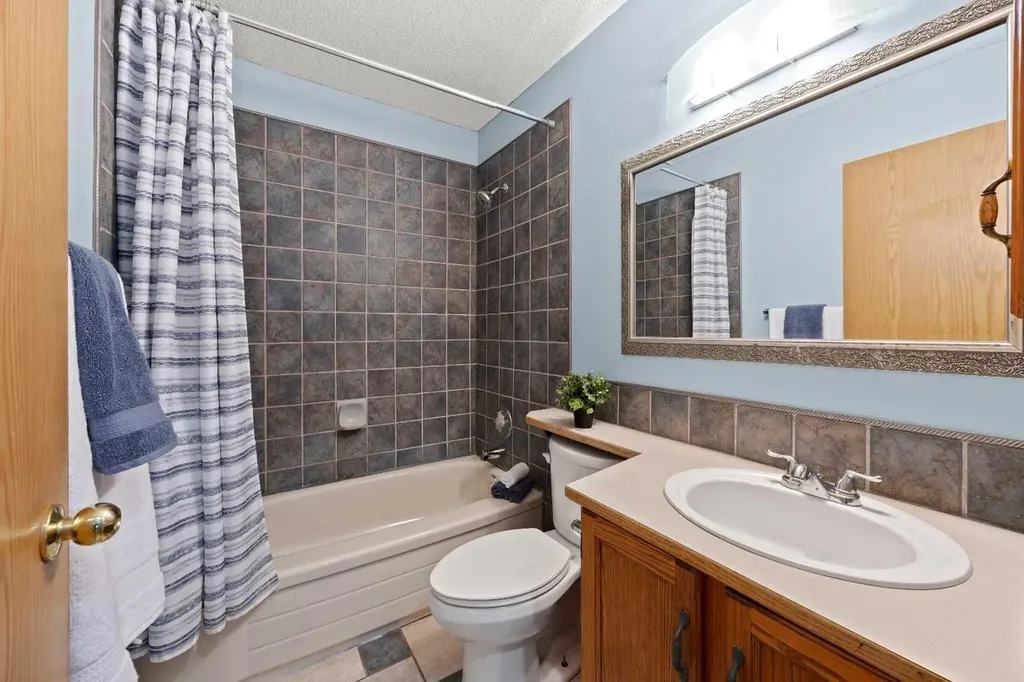 159 Shawinigan Drive SW Calgary AB T2Y 2W1
