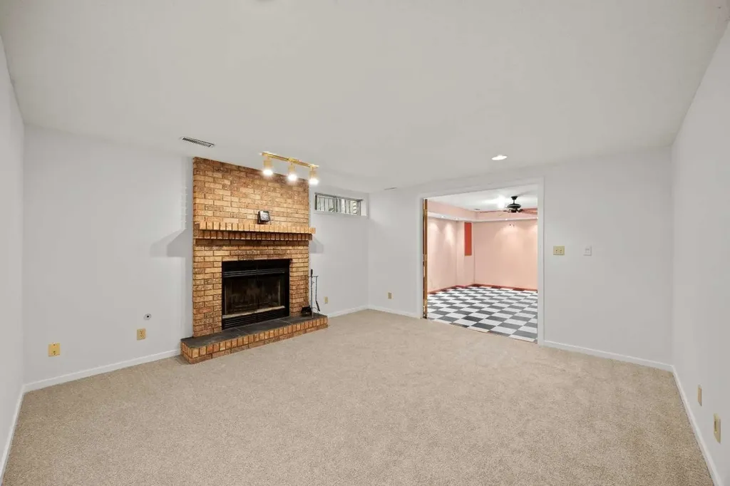 159 Shawinigan Drive SW Calgary AB T2Y 2W1