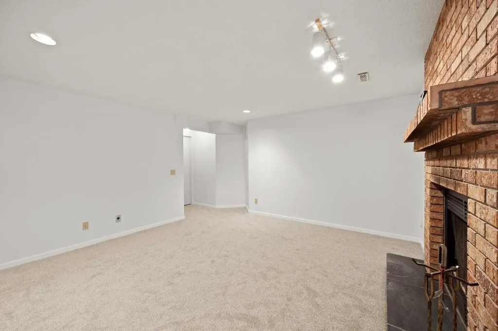 159 Shawinigan Drive SW Calgary AB T2Y 2W1