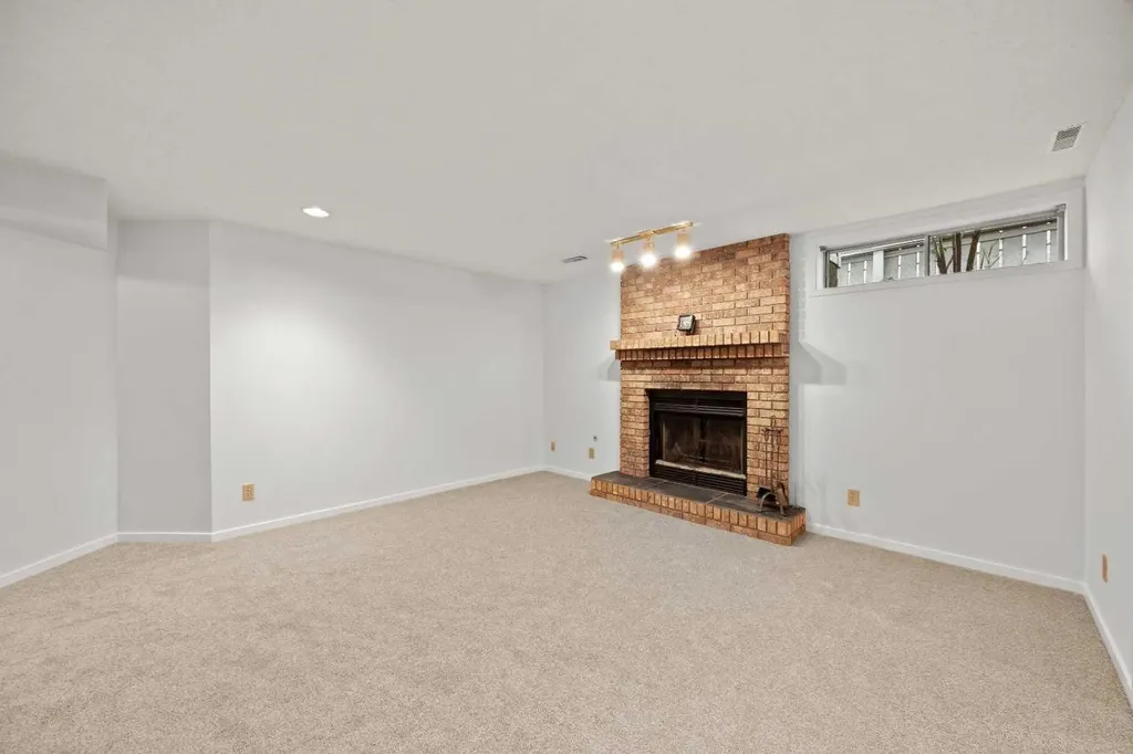159 Shawinigan Drive SW Calgary AB T2Y 2W1