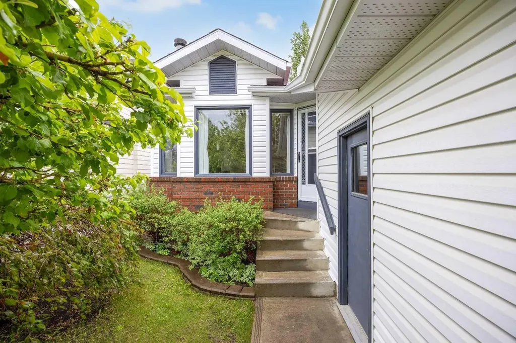 159 Shawinigan Drive SW Calgary AB T2Y 2W1