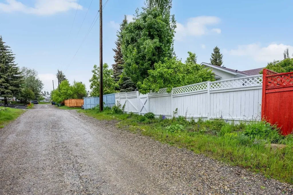 159 Shawinigan Drive SW Calgary AB T2Y 2W1