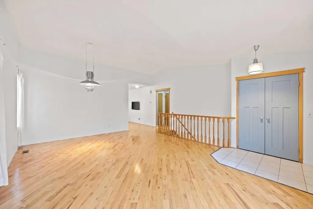 159 Shawinigan Drive SW Calgary AB T2Y 2W1