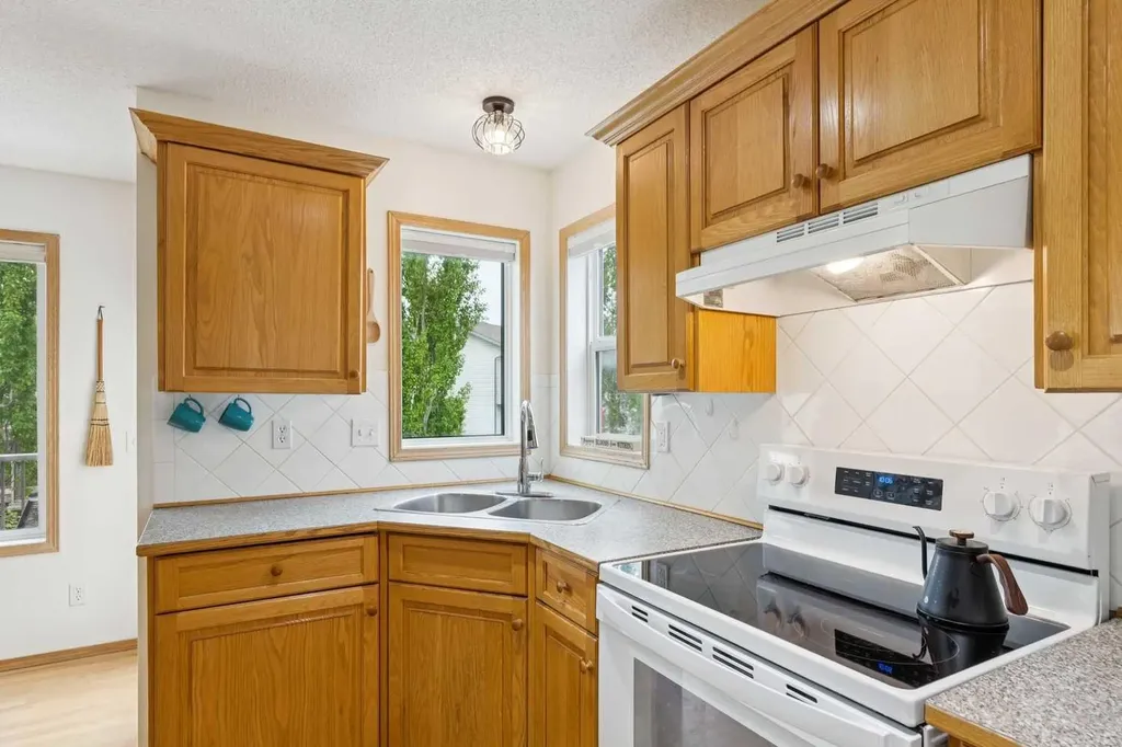 23 Tuscarora Close NW Calgary AB T3L 2B7