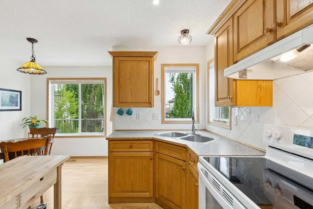 23 Tuscarora Close NW Calgary AB T3L 2B7