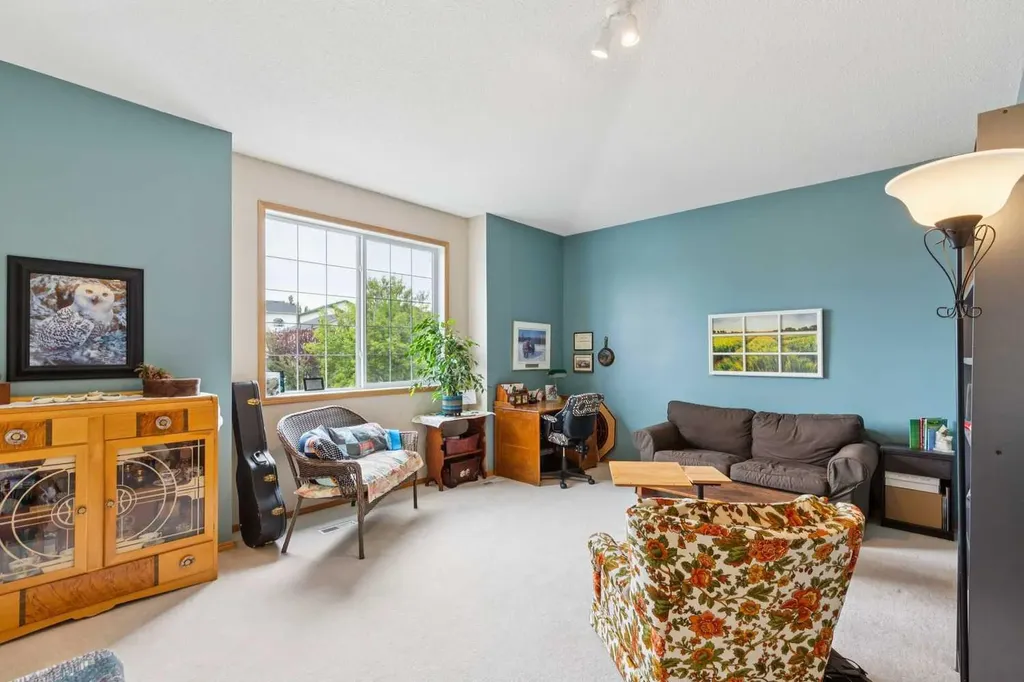 23 Tuscarora Close NW Calgary AB T3L 2B7