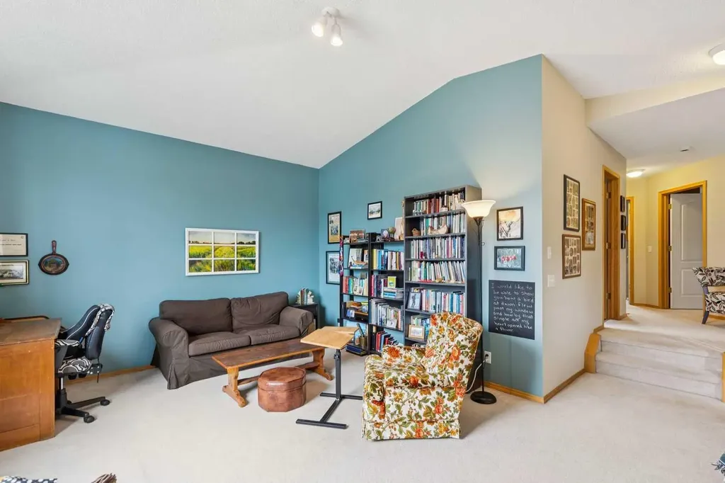 23 Tuscarora Close NW Calgary AB T3L 2B7
