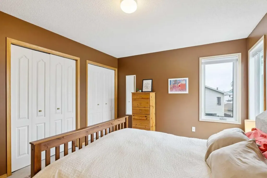 23 Tuscarora Close NW Calgary AB T3L 2B7