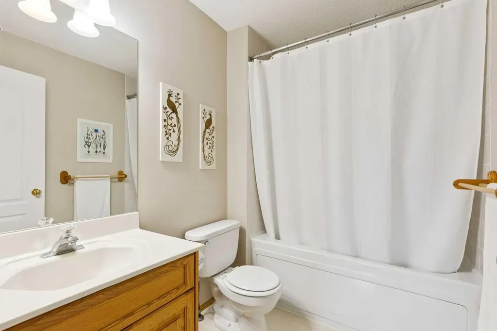 23 Tuscarora Close NW Calgary AB T3L 2B7