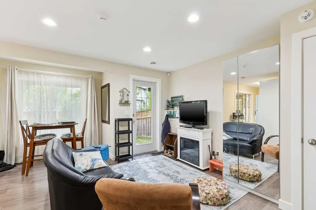 23 Tuscarora Close NW Calgary AB T3L 2B7