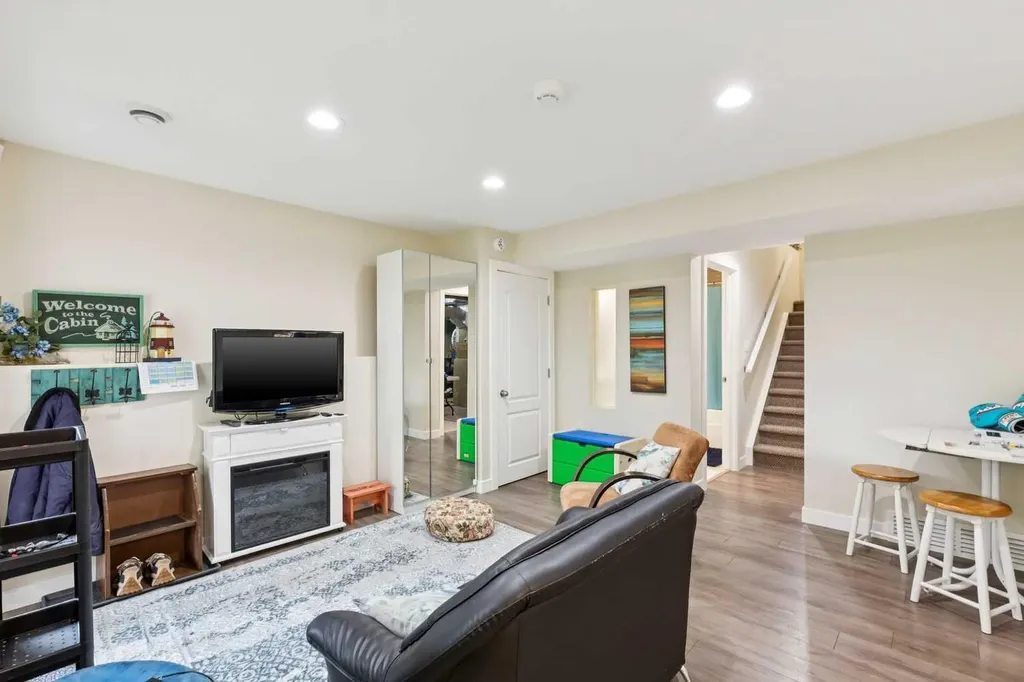 23 Tuscarora Close NW Calgary AB T3L 2B7