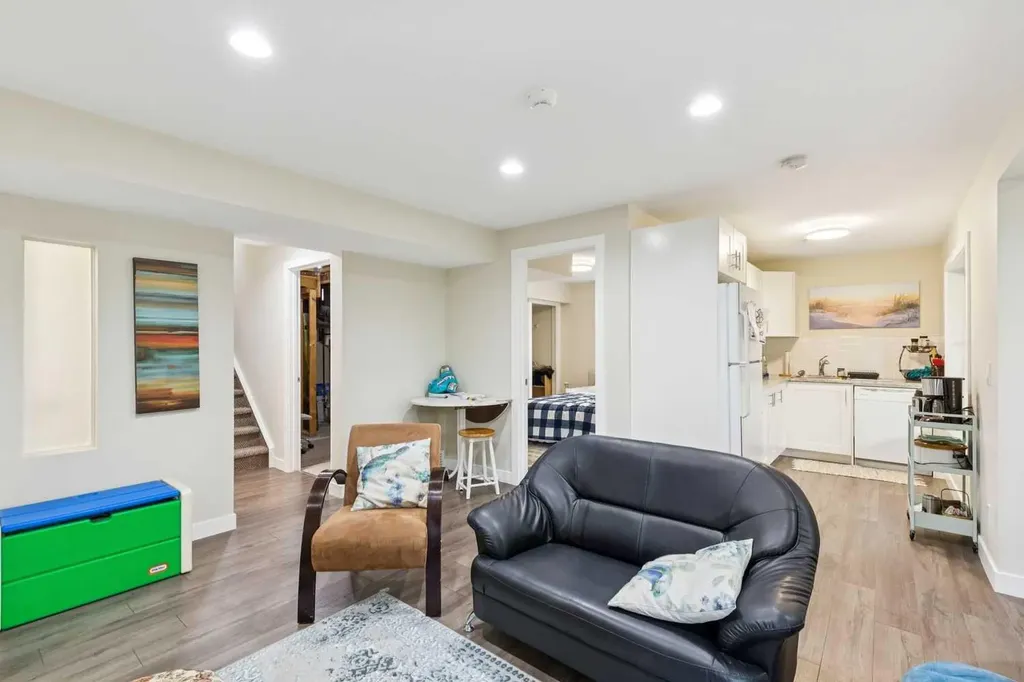 23 Tuscarora Close NW Calgary AB T3L 2B7