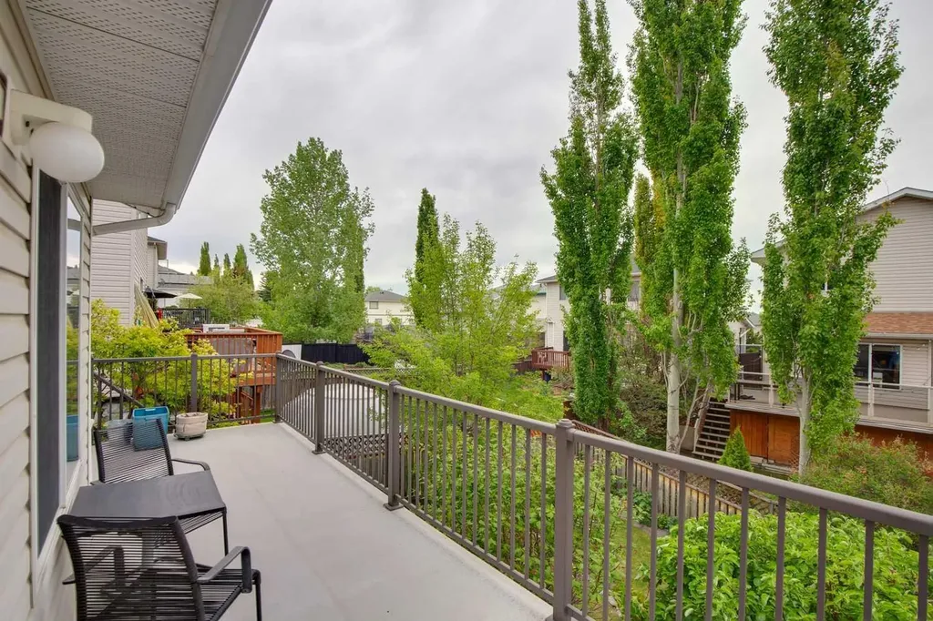 23 Tuscarora Close NW Calgary AB T3L 2B7