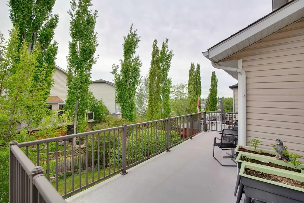 23 Tuscarora Close NW Calgary AB T3L 2B7