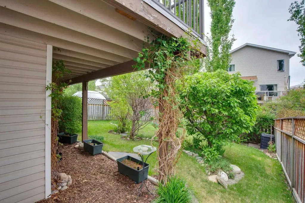 23 Tuscarora Close NW Calgary AB T3L 2B7