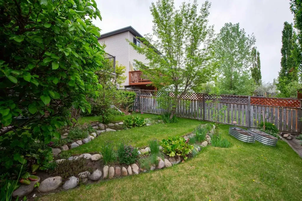 23 Tuscarora Close NW Calgary AB T3L 2B7