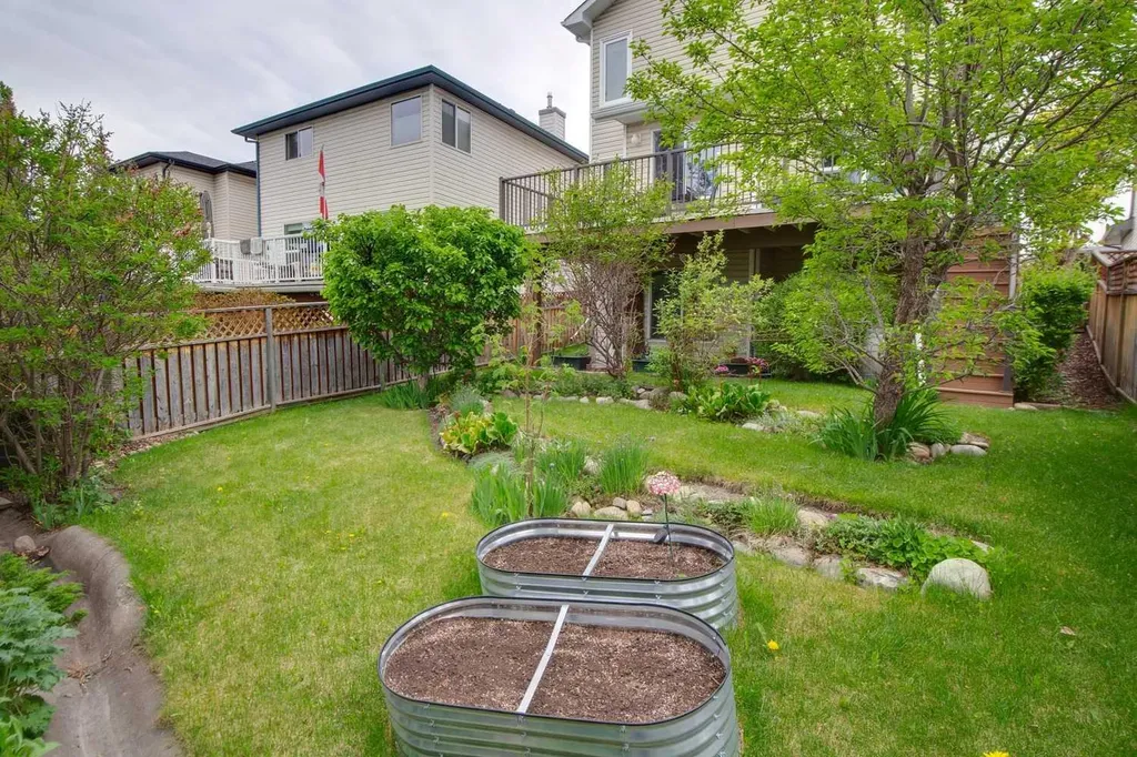 23 Tuscarora Close NW Calgary AB T3L 2B7