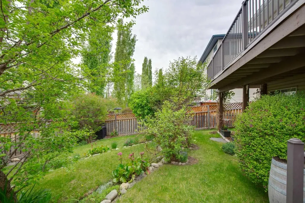 23 Tuscarora Close NW Calgary AB T3L 2B7