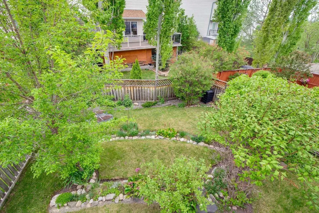 23 Tuscarora Close NW Calgary AB T3L 2B7